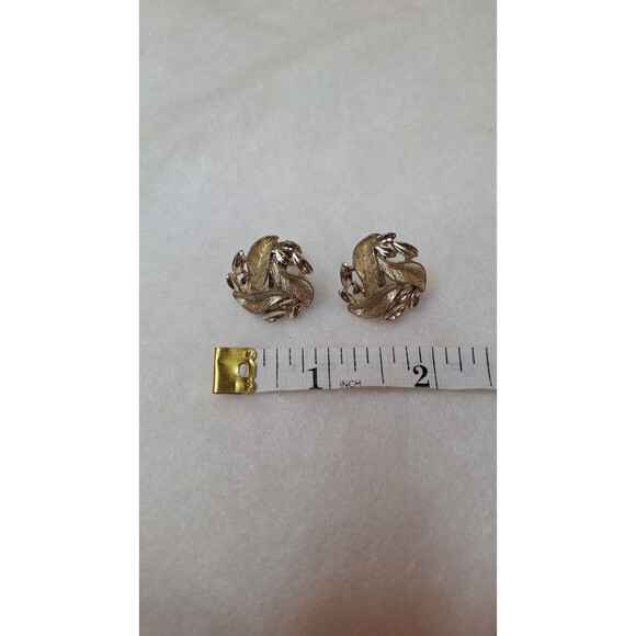 Lisner Goldtone Screw back Vintage Earrings - Picture 3 of 7